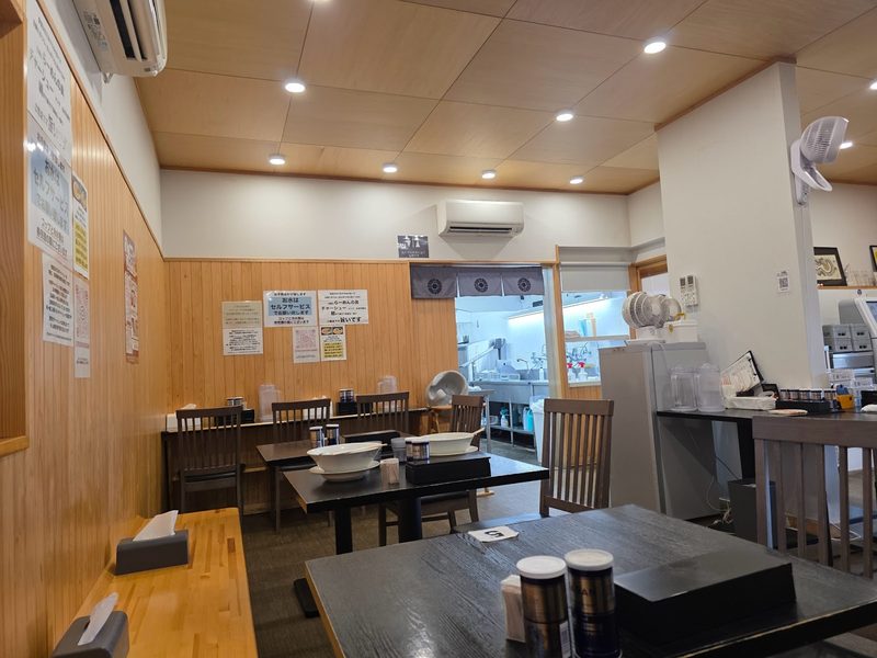 木の壁と明るい照明の食堂はせ川の店内
