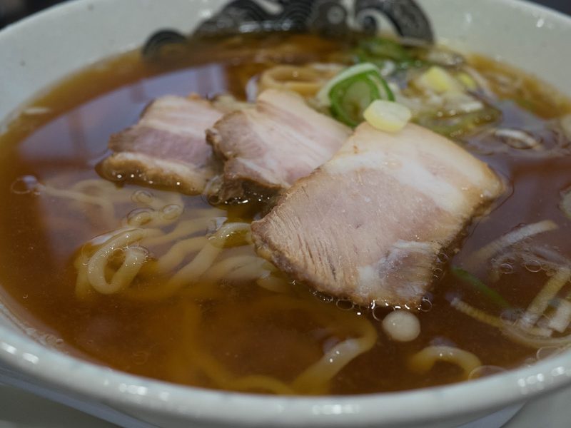 チャーシューと平打ち縮れ麺のアップ