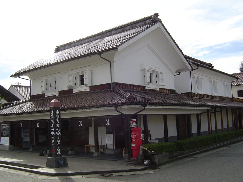 喜多方蔵の里に建つ白壁の蔵と赤い丸ポスト